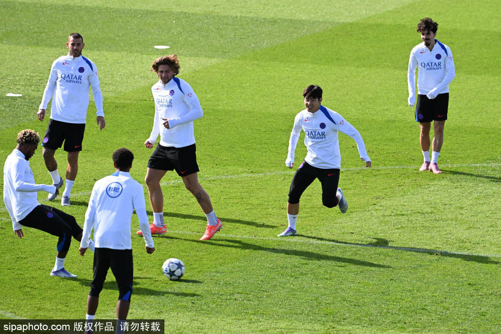 法甲焦点战:巴黎FC对决洛里昂,升班马的生死较量